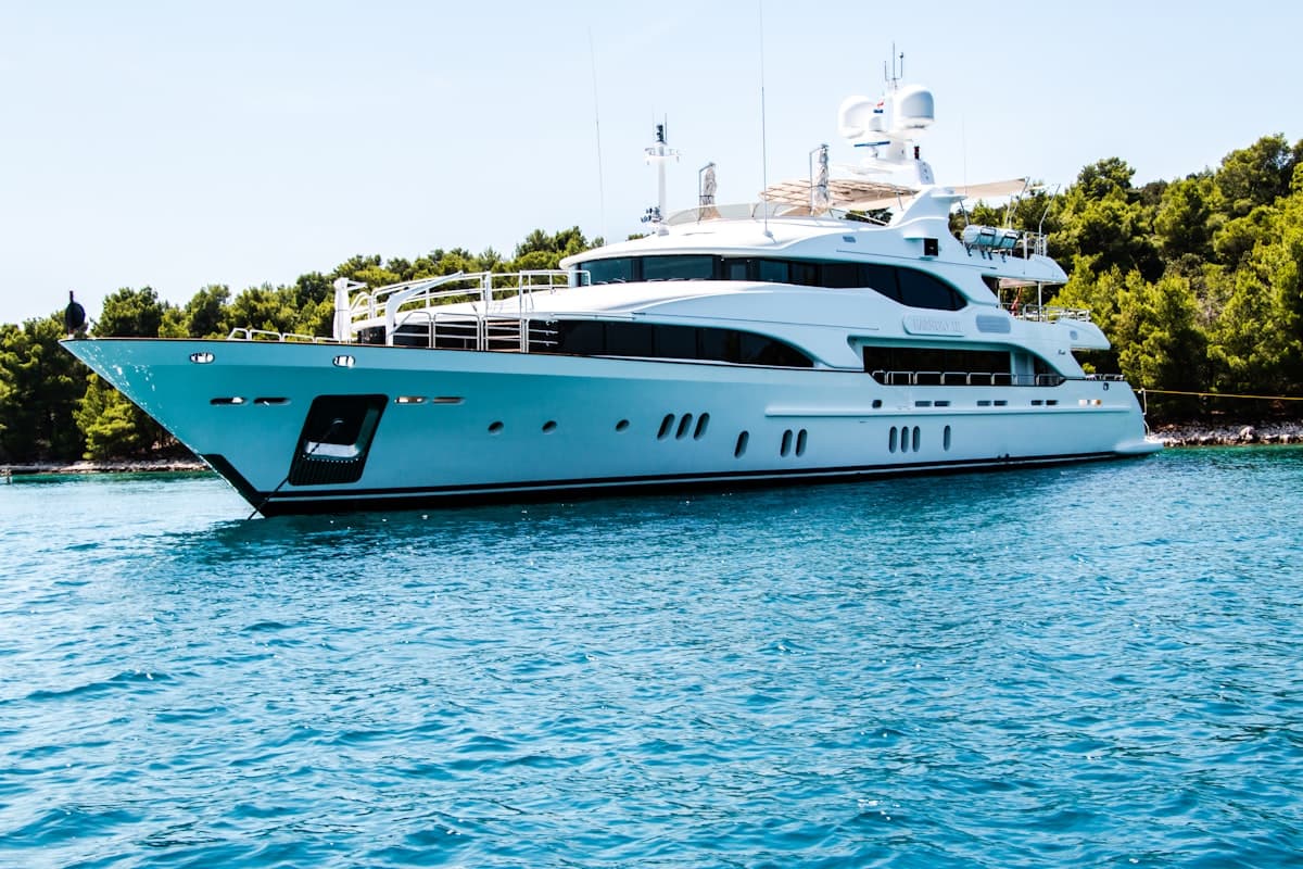 Motoryacht bei Sonnenuntergang vor Rhenia